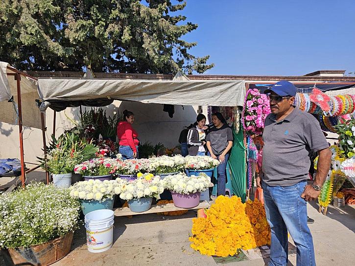 REPORTAN COMERCIANTES VENTAS REGULARES AFUERA DE LOS PANTEONES EN FRESNILLO