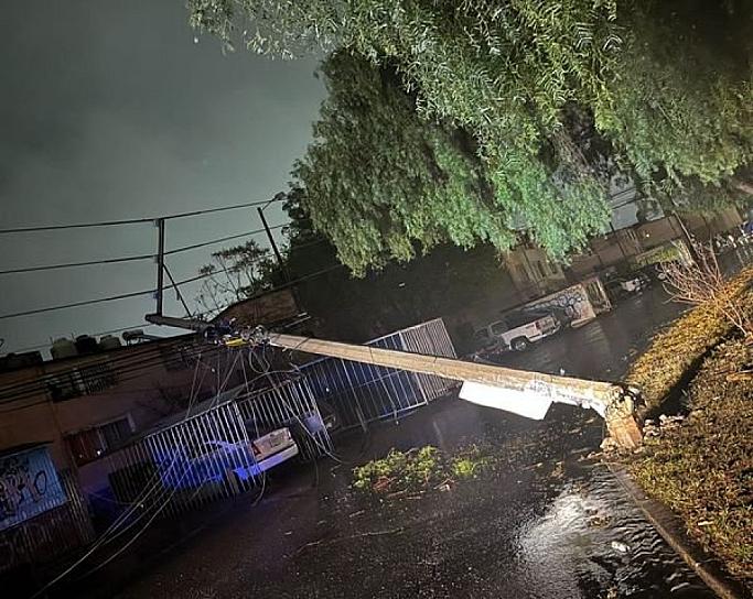REPORTAN FALLAS EN SERVICIO DE ENERGÍA ELÉCTRICA; HAY UN POSTE DE LUZ DERRIBADO