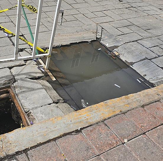 Reportan fuga de aguas negras en avenida Sonora en Fresnillo