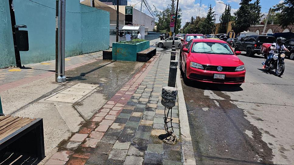 REPORTAN OTRA VEZ FUGA DE AGUAS NEGRAS CERCA DEL IMSS EN FRESNILLO 