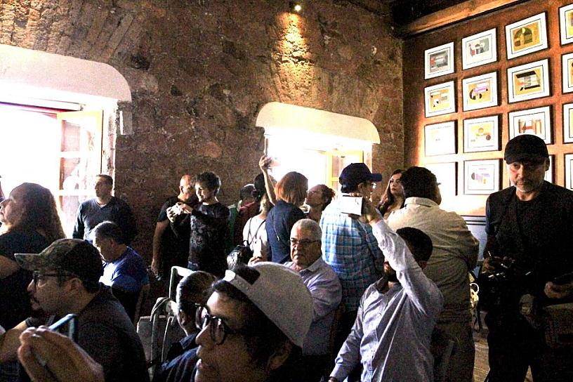 REPORTEROS DAN LA ESPALDA A RAYMUNDO CÁRDENAS 