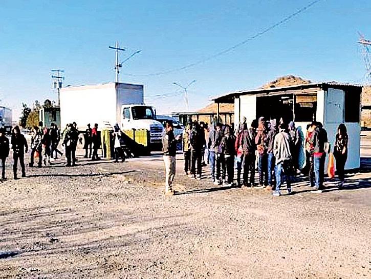 RESCATAN A 57 MENORES MIGRANTES EN TRÁILER