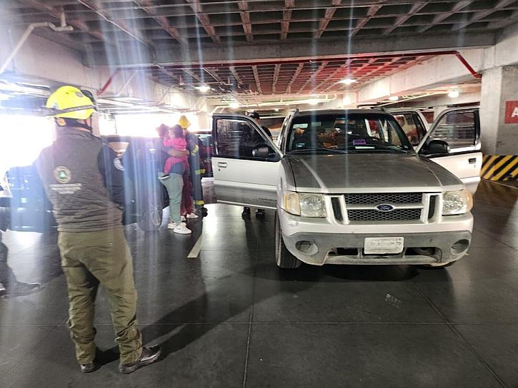 RESCATAN A DOS MENORES QUE QUEDARON ATRAPADOS AL INTERIOR DE UNA CAMIONETA