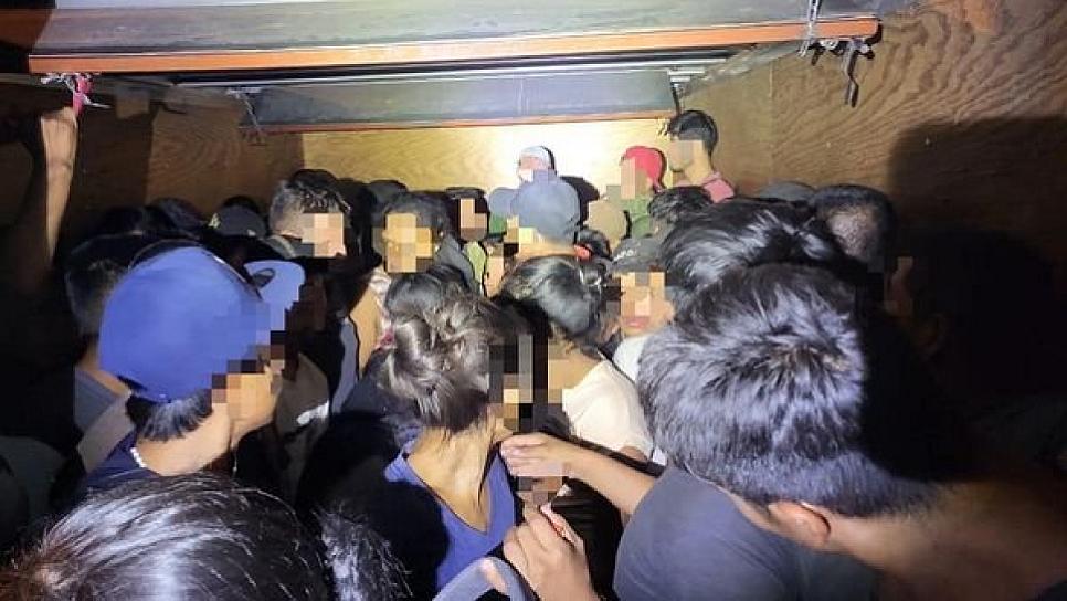 RESCATAN A MÁS DE 100 MIGRANTES QUE VIAJABAN EN DOS CAMIONETAS DE CARGA 