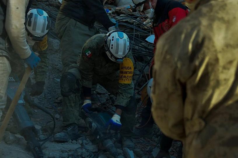 RESCATAN BRIGADISTAS MEXICANOS A 4 PERSONAS CON VIDA EN TURQUÍA