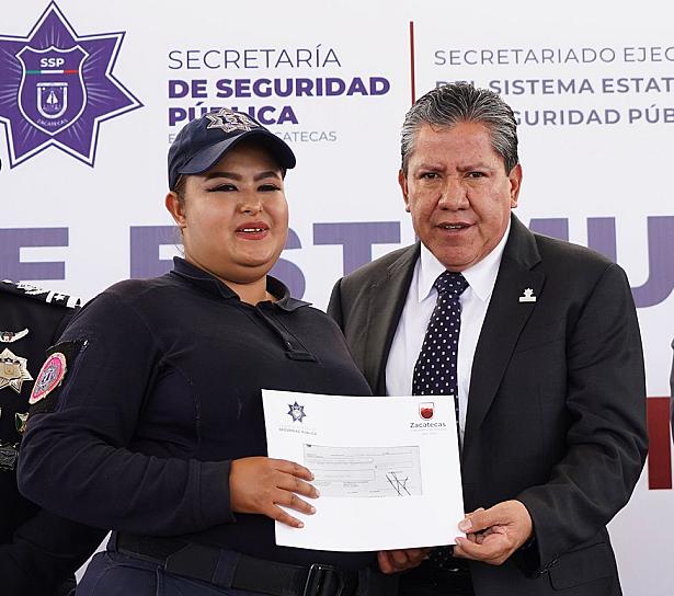 ENTREGAN ESTÍMULOS SALARIALES A POLICÍAS
