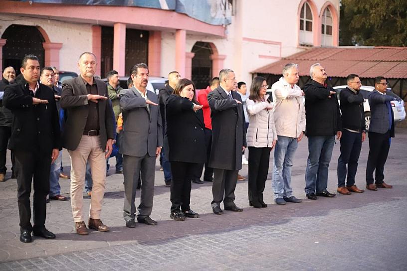 CON EL IZAMIENTO DEL LÁBARO PATRIO INICIARON LOS FESTEJOS POR EL DÍA DE LA BANDERA
