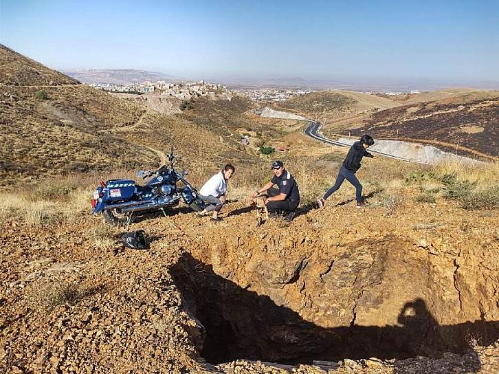 RESCATA POLICÍA A UN PERRITO QUE CAYÓ EN UN HOYO 