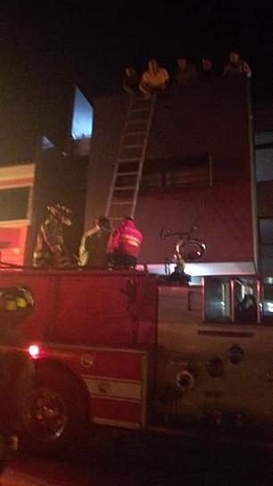 RESCATA PROTECCIÓN CIVIL MUNICIPAL A 13 PERSONAS ATRAPADAS EN EL TERCER PISO DE UN EDIFICIO