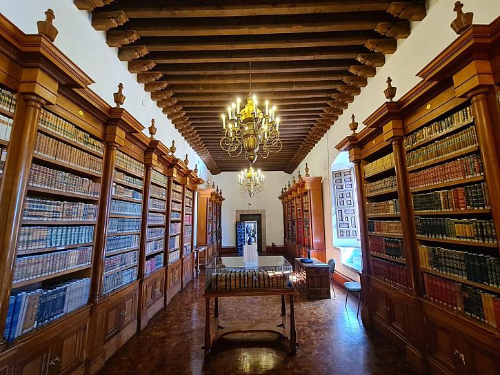 RESGUARDA BIBLIOTECA “ELÍAS AMADOR” MÁS DE 16 MIL LIBROS HISTÓRICOS