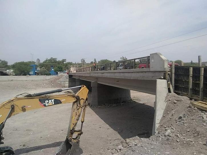 CONSTRUYEN PUENTE VEHICULAR EN TEPETONGO