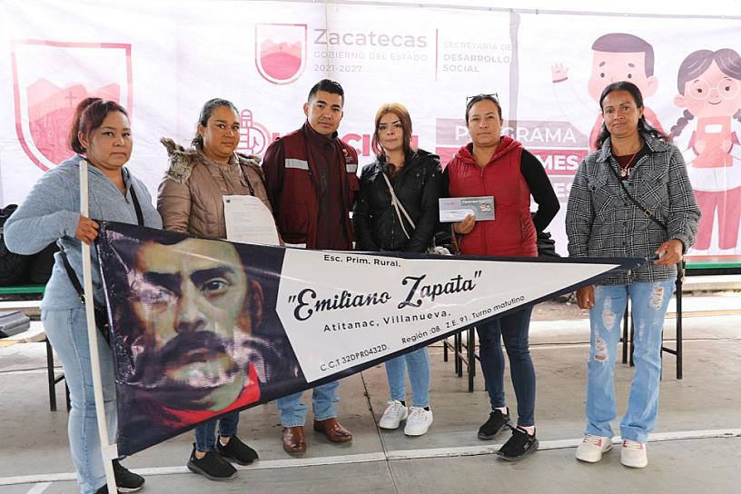 APOYAN A FAMILIAS DE VILLANUEVA CON ENTREGA DE UNIFORMES ESCOLARES