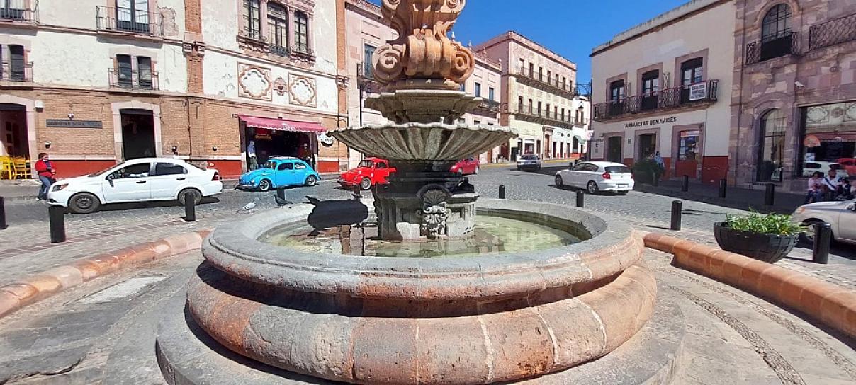 RESTAURAN ESTRUCTURA DE LA FUENTE DE LOS FAROLES