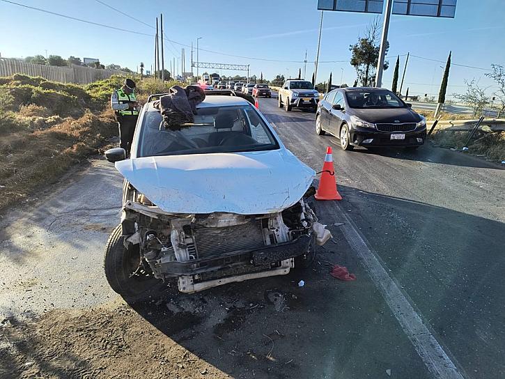 Tráiler impacta camioneta y se da a la fuga; 2 hombres lesionados