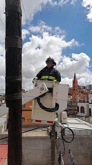 RETIRAN ELEMENTOS DE PC POSTE A PUNTO DE CAER 