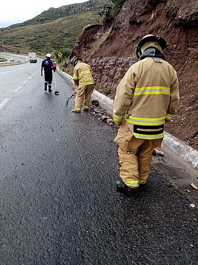 RETIRAN ROCAS Y LODO DE LA CARRETERA TRAS DESGAJE POR LLUVIAS 