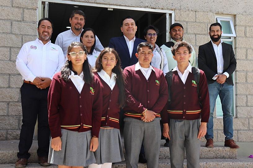 ABANDERAN A REPRESENTANTES DEL CECYTEZ RUMBO AL HACKATHON NACIONAL