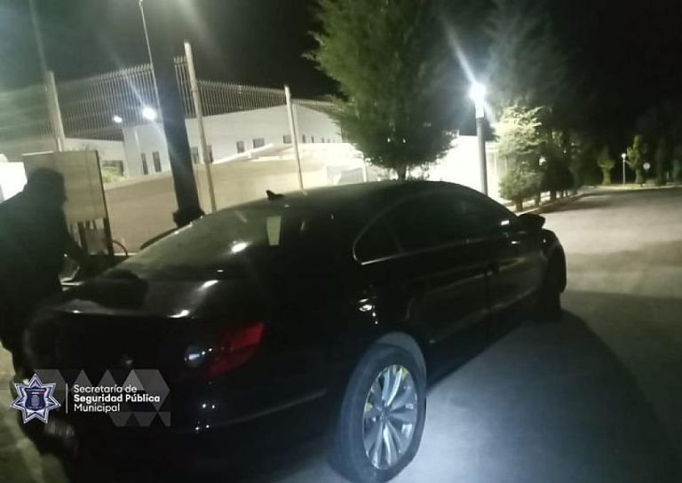 ABANDONAN AUTO EN EL BULEVAR DEL BOTE 
