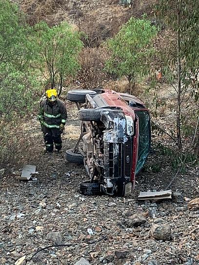 ABANDONAN CAMIONETA TRAS ACCIDENTE VIAL