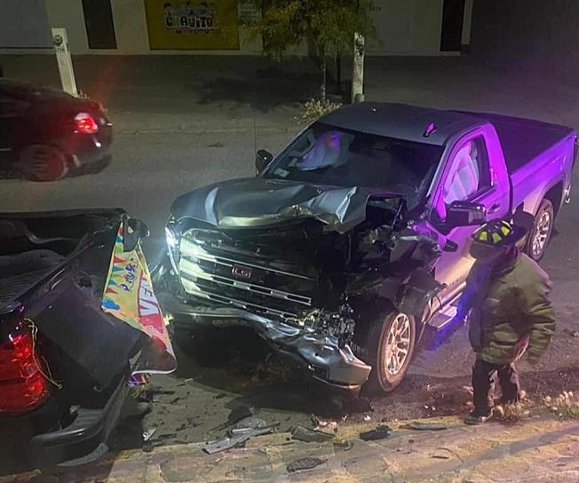 ABANDONAN CAMIONETA TRAS PROVOCAR ACCIDENTE EN COLINAS DEL PADRE