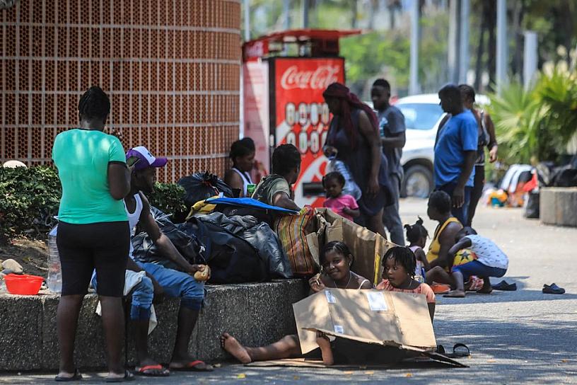 ABANDONAN EN ACAPULCO A MÁS 150 MIGRANTES HAITIANOS 