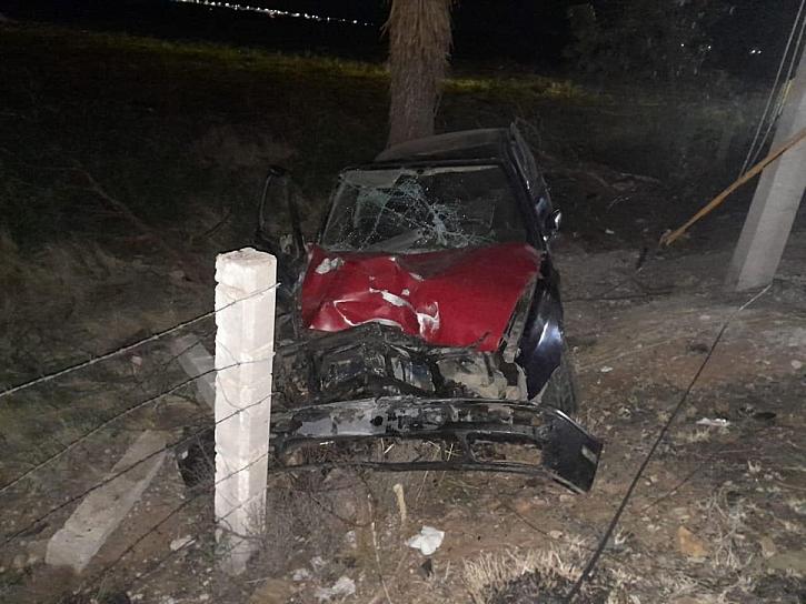 ABANDONAN TRIPULANTES VEHÍCULO LUEGO DE ACCIDENTARSE 
