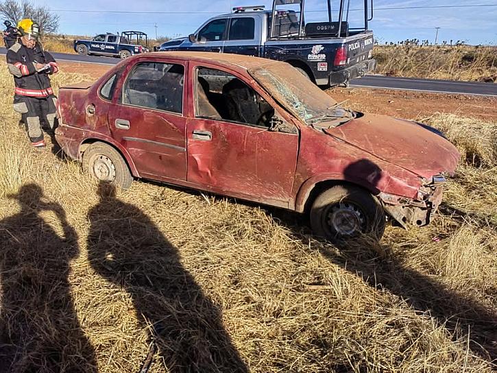 Abandonan vehículo tras volcadura en la Carretera Estatal 175