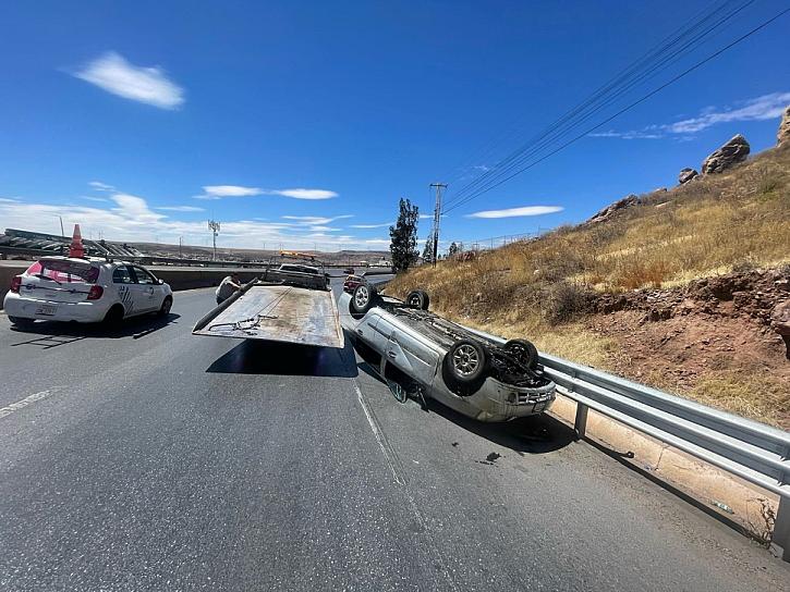 Abandonan vehículo tras volcarlo en Tránsito Pesado 
