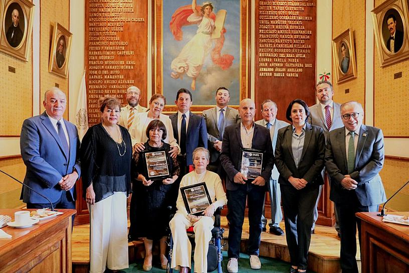 RINDE TSJEZ HOMENAJE A FUNCIONARIOS QUE SE JUBILAN