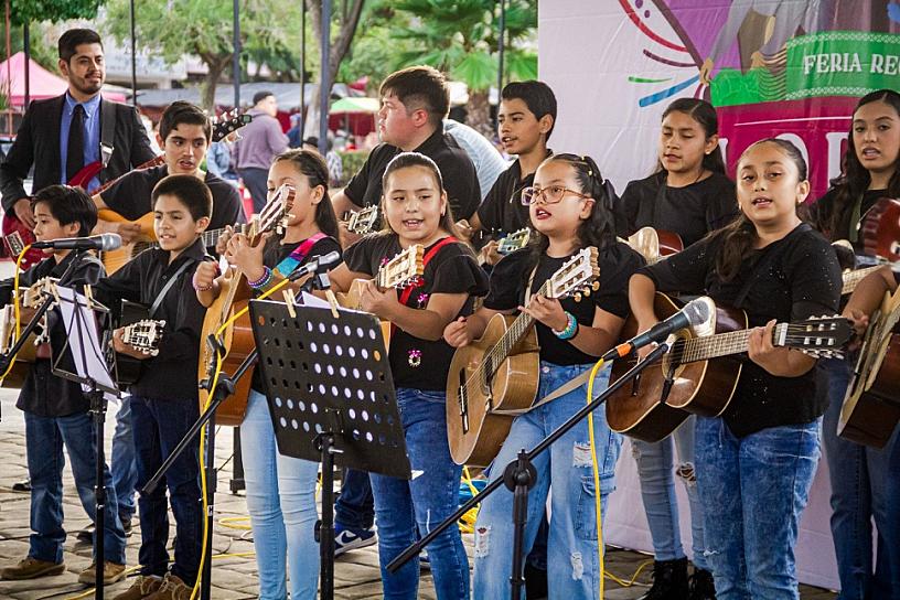RONDALLAS MUSICALES DELEITAN A LORETENSES 