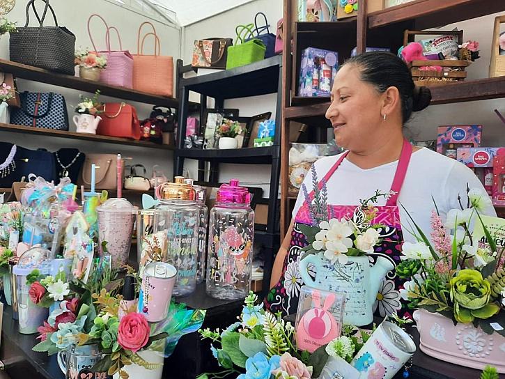 ROSALBA COMBINA EL COMERCIO Y LA MATERNIDAD