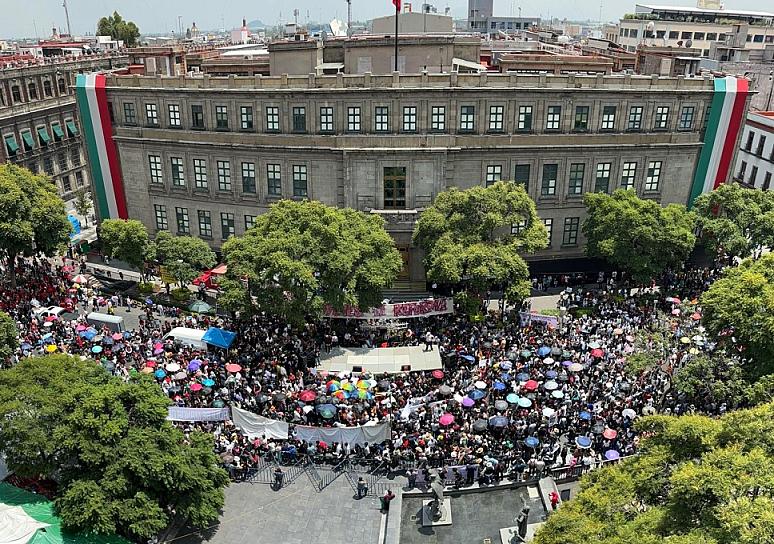 ABARROTAN CORTE JÓVENES A FAVOR DE LA REFORMA