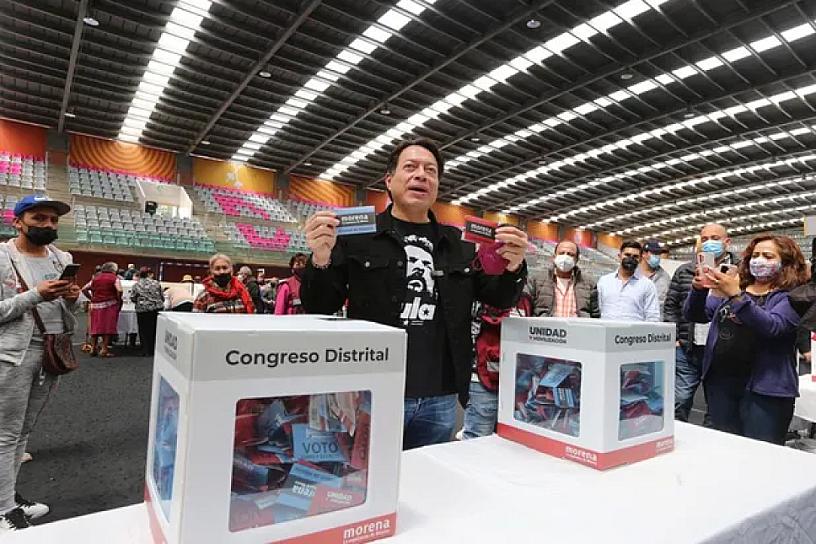 ABARROTAN SIMPATIZANTES CASILLAS EN ELECCIÓN INTERNA DE MORENA