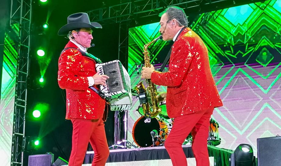 RUGEN LOS TIGRES DEL NORTE EN LA FENAZA 