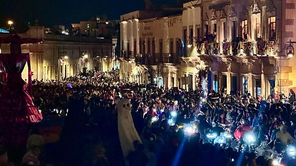 ABARROTAN ZACATECANOS EL CENTRO HISTÓRICO PARA DISFRUTAR EL DESFILE DE DÍA DE MUERTOS 2023 