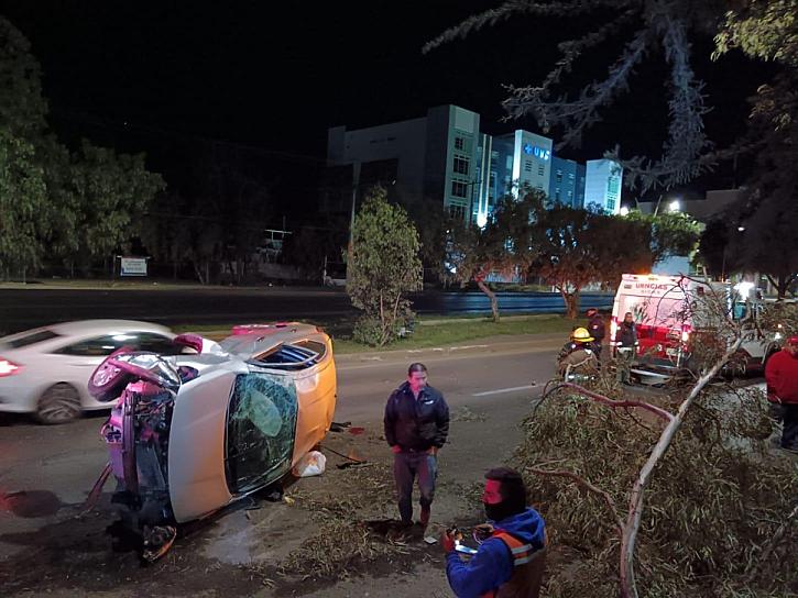 VUELCA AUTO EN EL BULEVAR DURANTE LA MADRUGADA