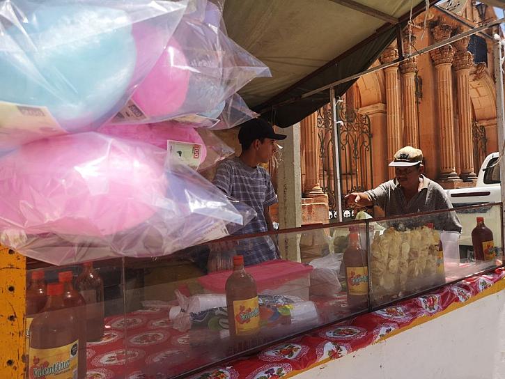 SACA A SUS HIJOS ADELANTE VENDIENDO ELOTES Y FRITURAS