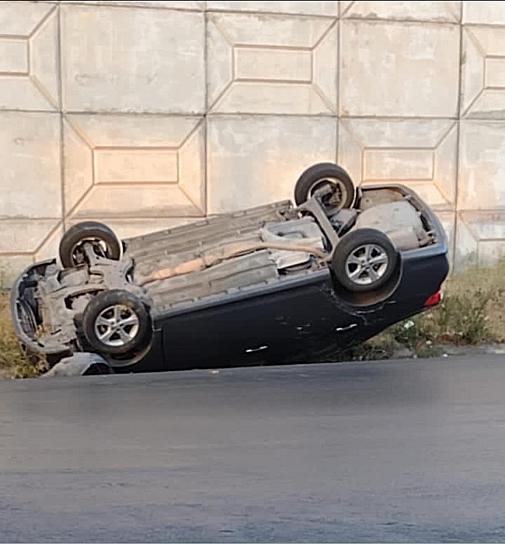 SALE ILESO TRAS VOLCAR SU AUTO