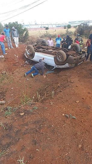 SALEN ILESOS DE VOLCADURA EN SANTA MÓNICA