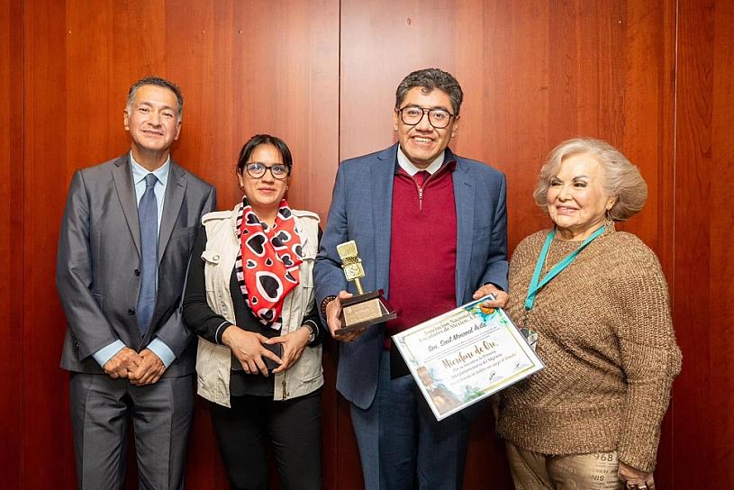 Saúl Monreal recibe el premio “Micrófono de Oro” 