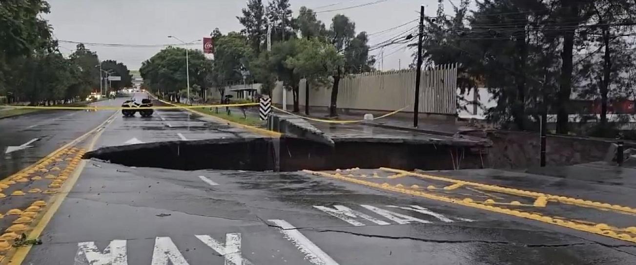 SE ABRE ENORME SOCAVÓN DE 4 METROS DE PROFUNDIDAD