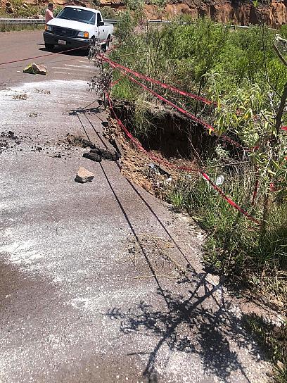 SE ABRE SOCAVÓN EN CARRETERA TLALTENANGO-ATOLINGA TRAS FUERTES LLUVIAS