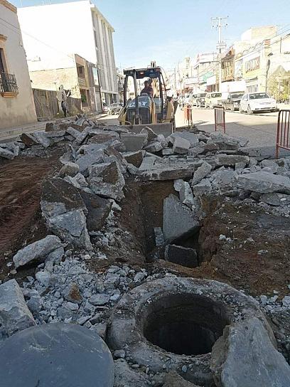 SE ABRE SOCAVÓN EN LA ZONA CENTRO DE EL MINERAL