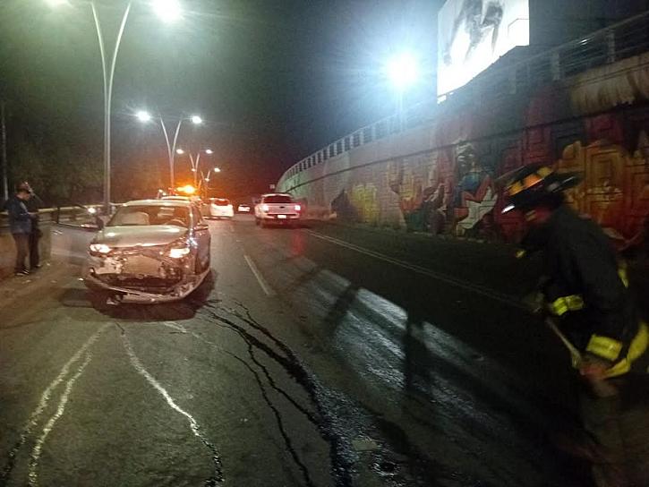 Se accidenta conductor de Volkswagen en el Eje Vial Metropolitano 