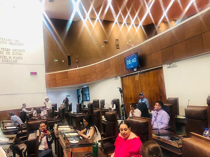 SE CALDEAN LOS ÁNIMOS EN EL CONGRESO LOCAL; PRISCILA BENÍTEZ AMENAZA CON DENUNCIAR A ERNESTO GONZÁLEZ 