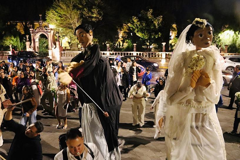 Se casan 50 parejas en matrimonios colectivos de la capital 