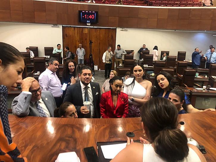 SE CONFRONTAN DIPUTADOS EN LA LEGISLATURA