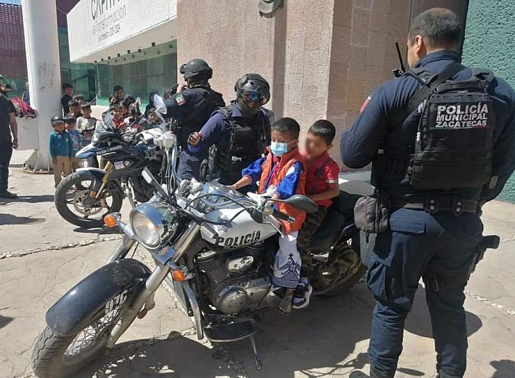 SE CONVIERTEN NIÑOS WIXÁRIKAS EN POLICÍAS Y BOMBEROS POR UN DÍA 