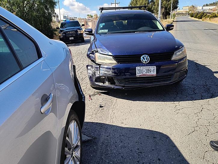 Se dan “un llegue” dos Jettas en calzada Solidaridad