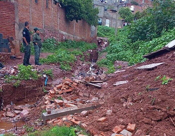 SE DERRUMBA BARDA EN LA COLONIA CTM